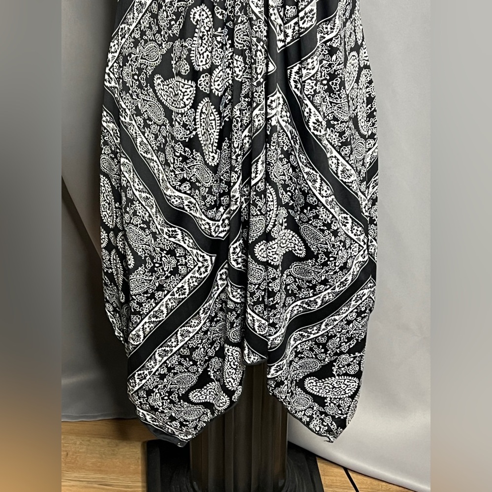 Venus Black And White Patterned Backless Dress - image 6